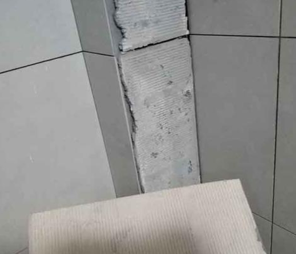 新都瓷砖空鼓维修公司分享下厨房瓷砖脱落的补救措施。